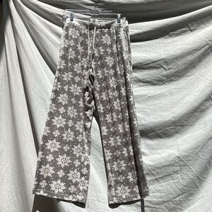 Nautica gray and white fleece snowflake pajama pants, size medium